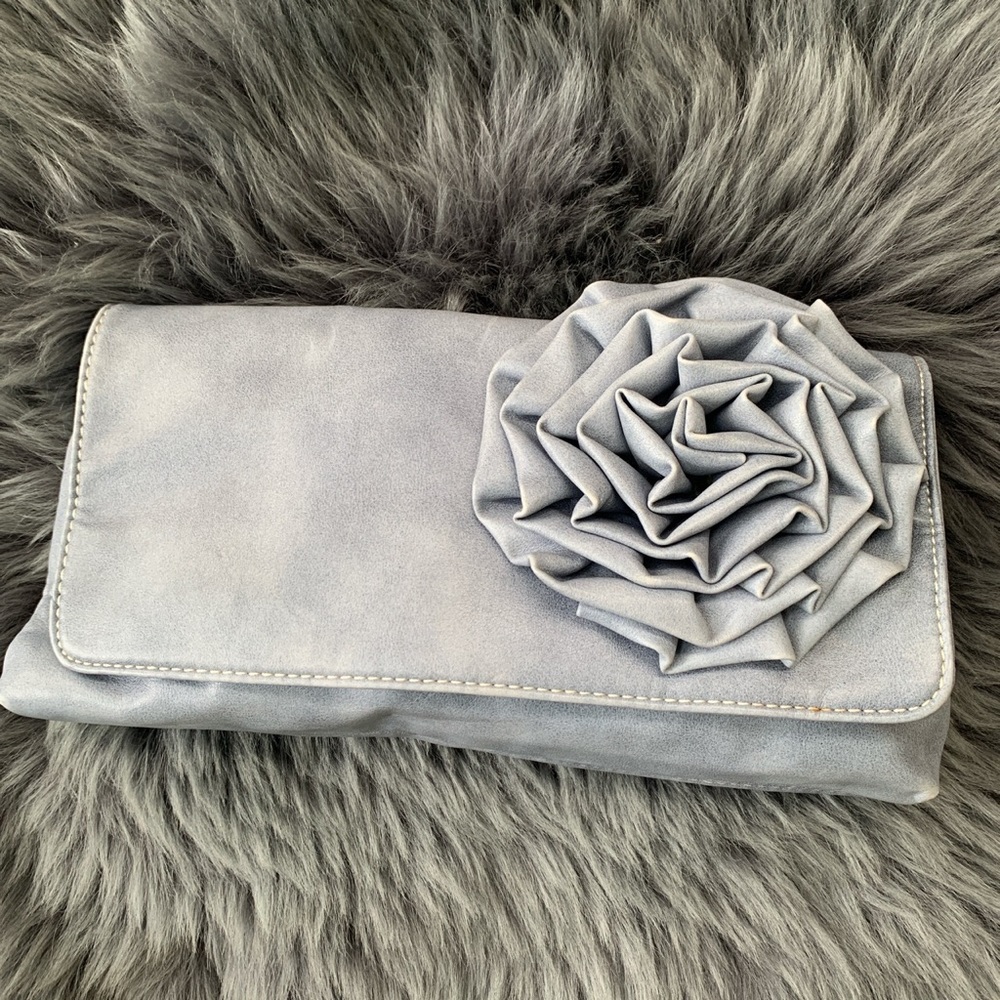 👛 Chinese Laundry Flower Clutch